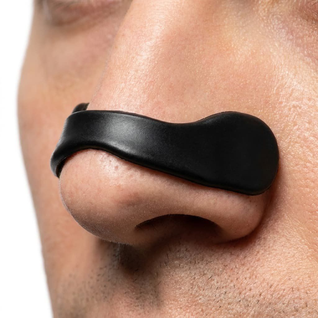 Chrápání a ucpaný nos – Magnetický nosní dilatátor proti chrápání nasazený na nose